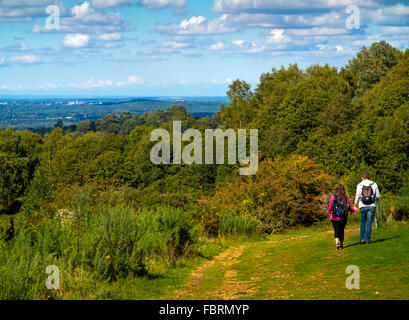 Paare, die in des Teufels Punch Bowl ein großes natürliches Amphitheater und Ausflugsort in der Nähe von Hindhead Surrey England UK Stockfoto