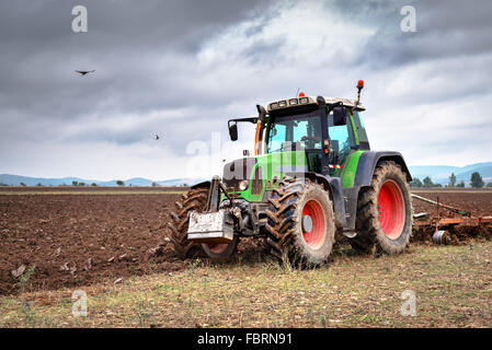 Karlovo, Bulgarien - 22. August 2015: Traktor FENDT 716 Vario. Fendt ist ein deutscher Hersteller von landwirtschaftlichen Traktoren Maschinen Stockfoto