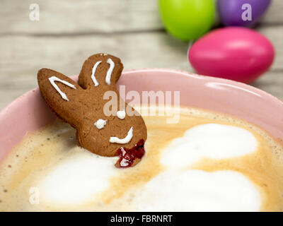 Osterhase im Kaffee Stockfoto