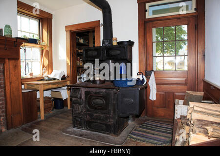 Gusseisen Küche Herd in der Küche ein ein altes Bauernhaus. Stockfoto