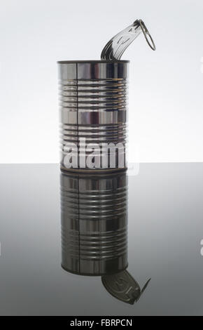 Empty food tin can on glass Stockfoto