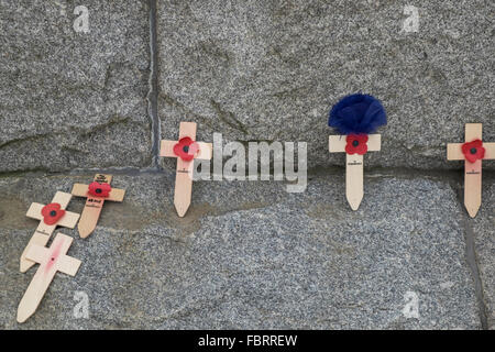 Hölzerne Erinnerung Kreuze auf der 51. Highland Division Memorial, Beaumont-Hamel Gedenkpark Beaumont-Hamel gelegt. Stockfoto