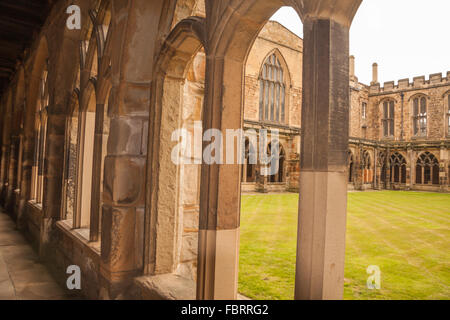 Ein Blick auf die Klöster in der Kathedrale von Durham im Nordosten Englands Stockfoto