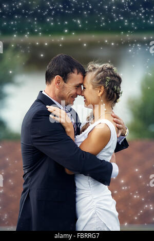 Braut und Bräutigam umarmen Stockfoto