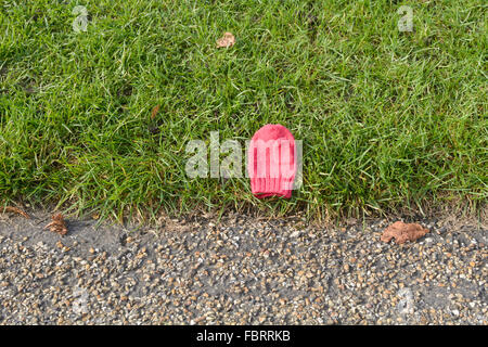 Kleine rote Kinder Handschuh verloren im park Stockfoto