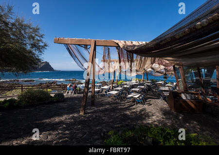 Restaurant Burgado Terrasse auf den Felsen mit Blick auf das Meer in Buenavista del Norte auf Teneriffa, Kanarische Inseln, Spanien Stockfoto