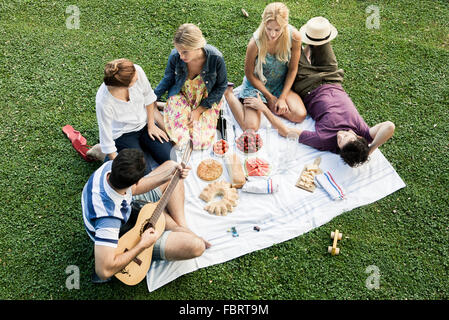 Sommer-Picknick im Park mit Freunden Stockfoto