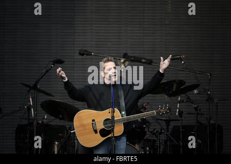 Wiesbaden, Deutschland. 19. Juni 2011. Sänger der Fhe-Rock-Band "Eagles" Glenn Frey führt auf der Bühne die Band erste Konzert der Deutschland-Tour auf dem "Bowling Green" in Wiesbaden, Deutschland, 19. Juni 2011. Die Eagles begann ihre Tour unter dem Titel "Long Road Out Of Eden". Foto: Fredrik von Erichsen/Dpa/Alamy Live News Stockfoto