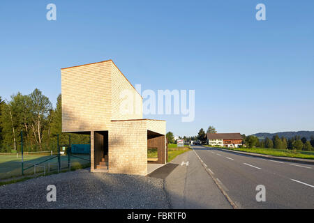 Kubische Struktur und Straße Perspektive. Bushaltestelle Kressbad von Sami Rintala Dagur Eggertson, Kressbad, Österreich. Architekt: Sami Rint Stockfoto