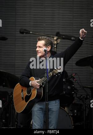 Wiesbaden, Deutschland. 19. Juni 2011. Sänger der Fhe-Rock-Band "Eagles" Glenn Frey führt auf der Bühne die Band erste Konzert der Deutschland-Tour auf dem "Bowling Green" in Wiesbaden, Deutschland, 19. Juni 2011. Die Eagles begann ihre Tour unter dem Titel "Long Road Out Of Eden". Foto: Fredrik von Erichsen/Dpa/Alamy Live News Stockfoto