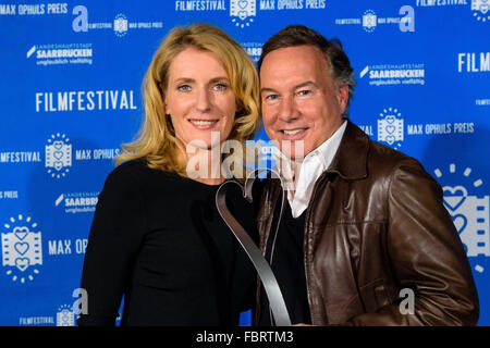 Saarbrücken, Deutschland. 18. Januar 2016. Deutsche Schauspielerin Maria Furtwängler (L) und deutsche Produzent Nico Hofmann posieren für Fotos vor der Eröffnung des 37. Film Festival Max Ophuels Prize im Cinestar in Saarbrücken, Deutschland, 18. Januar 2016. Das Festival findet vom 18. bis zum 24. Januar. Foto: OLIVER DIETZE/Dpa/Alamy Live News Stockfoto