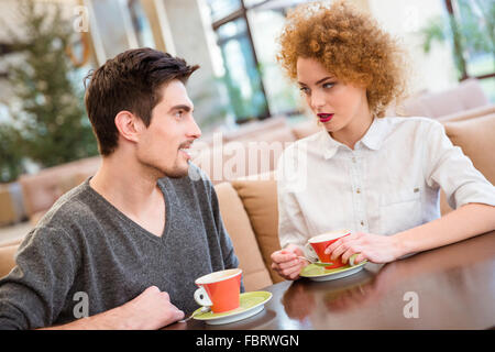 Porträt eines jungen Paares, Kaffeetrinken im restaurant Stockfoto