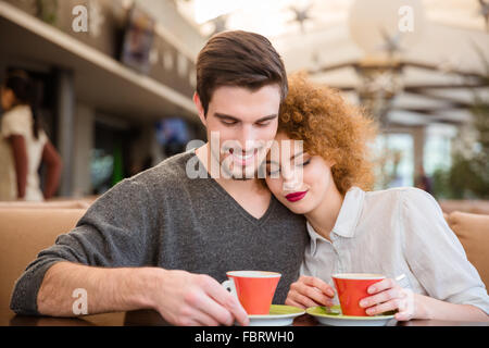 Porträt eines glücklichen Paares Kaffeetrinken im restaurant Stockfoto
