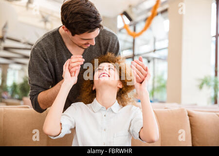 Porträt einer jungen lächelnde paar Flirten im restaurant Stockfoto