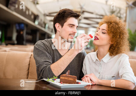 Porträt von wenigen schönen Kuchen mit Erdbeeren Essen im restaurant Stockfoto