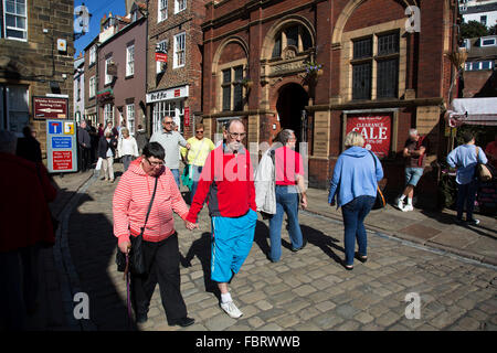 Whitby ist eine Stadt am Meer, Hafen in der Grafschaft North Yorkshire, ursprünglich das North Riding. Gelegen an der Ostküste an der Mündung des Fluss Esk Tourismus begann in Whitby in der georgianischen Zeit und entwickelt. Seinen Reiz als Reiseziel ist durch seine Nähe zu der Anhöhe der North York Moors, seine berühmten Abtei, und durch seine Verbindung mit dem Horrorroman Dracula verbessert. Yorkshire, England, Vereinigtes Königreich. Stockfoto