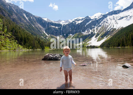 Kind, waten im Wasser an der Glacier National Park, Montana, USA Stockfoto