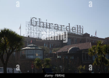 Das Ghirardelli Zeichen am Ghirardelli Square in San Francisco. Stockfoto