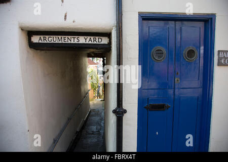 Argumente Hof, einer kleinen Straße in Whitby, eine Stadt am Meer, Hafen in der Grafschaft North Yorkshire, ursprünglich das North Riding. Gelegen an der Ostküste an der Mündung des Fluss Esk Tourismus begann in Whitby in der georgianischen Zeit und entwickelt. Seinen Reiz als Reiseziel ist durch seine Nähe zu der Anhöhe der North York Moors, seine berühmten Abtei, und durch seine Verbindung mit dem Horrorroman Dracula verbessert. Yorkshire, England, Vereinigtes Königreich. Stockfoto