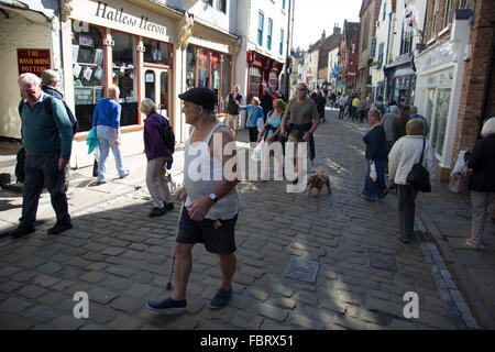 Whitby ist eine Stadt am Meer, Hafen in der Grafschaft North Yorkshire, ursprünglich das North Riding. Gelegen an der Ostküste an der Mündung des Fluss Esk Tourismus begann in Whitby in der georgianischen Zeit und entwickelt. Seinen Reiz als Reiseziel ist durch seine Nähe zu der Anhöhe der North York Moors, seine berühmten Abtei, und durch seine Verbindung mit dem Horrorroman Dracula verbessert. Yorkshire, England, Vereinigtes Königreich. Stockfoto