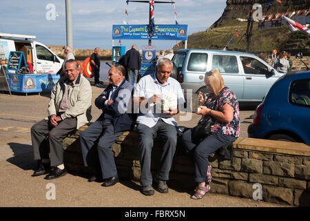 Whitby ist eine Stadt am Meer, Hafen in der Grafschaft North Yorkshire, ursprünglich das North Riding. Gelegen an der Ostküste an der Mündung des Fluss Esk Tourismus begann in Whitby in der georgianischen Zeit und entwickelt. Seinen Reiz als Reiseziel ist durch seine Nähe zu der Anhöhe der North York Moors, seine berühmten Abtei, und durch seine Verbindung mit dem Horrorroman Dracula verbessert. Yorkshire, England, Vereinigtes Königreich. Stockfoto