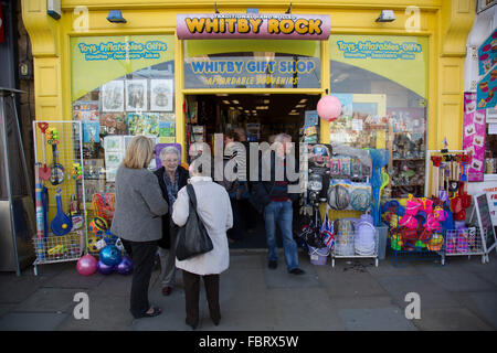 Whitby ist eine Stadt am Meer, Hafen in der Grafschaft North Yorkshire, ursprünglich das North Riding. Gelegen an der Ostküste an der Mündung des Fluss Esk Tourismus begann in Whitby in der georgianischen Zeit und entwickelt. Seinen Reiz als Reiseziel ist durch seine Nähe zu der Anhöhe der North York Moors, seine berühmten Abtei, und durch seine Verbindung mit dem Horrorroman Dracula verbessert. Yorkshire, England, Vereinigtes Königreich. Stockfoto