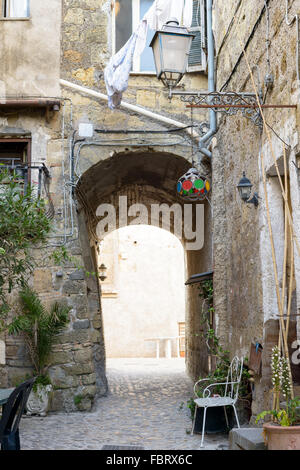 kleine Straße mit Bogen in einem alten Dorf namens Calcata, in der Nähe von Rom Italien Stockfoto