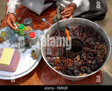 Indische Herbalist Verkauf Elixier auf der Straße in Nelamangala, Bangalore ländlichen Bezirk von Karnataka Zustand, Indien Stockfoto