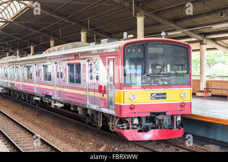 S-Bahn hielten wir an einer Station in Jakarta, Indonesien Stockfoto