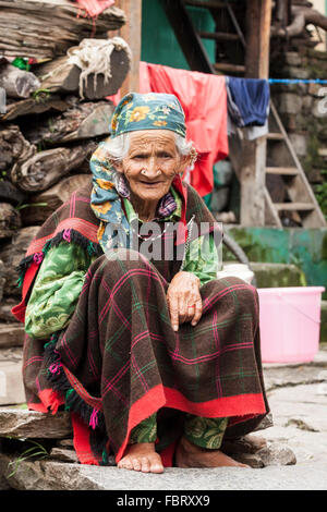 Eine alte Frau, gekleidet in traditioneller Tracht - Manali, Himachal Pradesh, Indien. Stockfoto