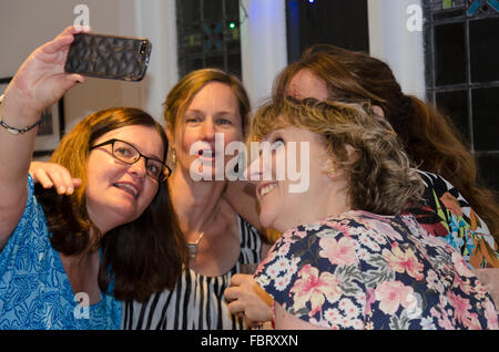 Fünf kaukasischen Frauen in Australien posieren für ein Selbstporträt auf einem Mobiltelefon Stockfoto