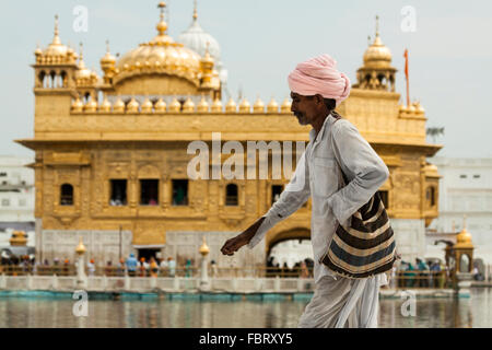 Sikh-Pilger vorbei an goldenen Tempel - Amritsar, Indien. Stockfoto