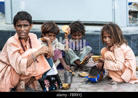 Arme, obdachlose Kinder Essen auf der Straße in Amritsar, Indien. Stockfoto