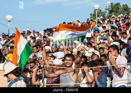 Die Leute jubeln Zeremonie der indisch-pakistanischen Grenze. Wagah, Attari Grenze, Punjab, Indien. Stockfoto