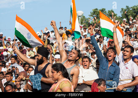 Die Leute jubeln Zeremonie der indisch-pakistanischen Grenze. Wagah, Attari Grenze, Punjab, Indien. Stockfoto