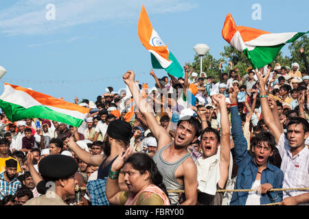 Die Leute jubeln Zeremonie der indisch-pakistanischen Grenze. Wagah, Attari Grenze, Punjab, Indien. Stockfoto