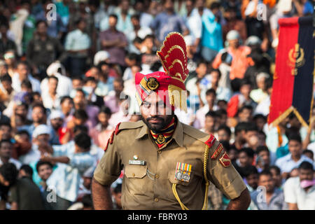 Border Security Guard - Indien Pakistan Grenze Zeremonie in Wagah. Stockfoto