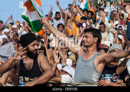 Die Leute jubeln Zeremonie der indisch-pakistanischen Grenze. Wagah, Attari Grenze, Punjab, Indien. Stockfoto