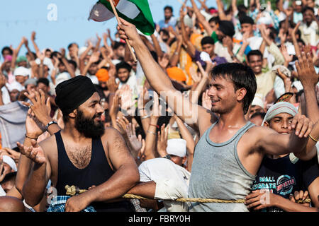 Die Leute jubeln Zeremonie der indisch-pakistanischen Grenze. Wagah, Attari Grenze, Punjab, Indien. Stockfoto