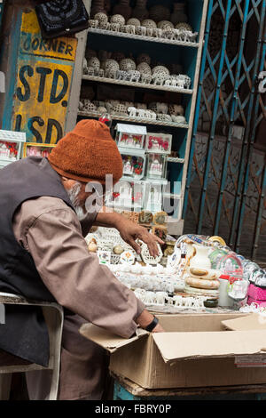 Ein indischer Kaufmann mit Souvenirs vor Taj Mahal Mausoleum - Agra, Uttar Pradesh, Indien. Stockfoto