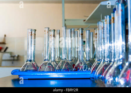 Fläschchen mit Reagenzien im Testlabor Stockfoto