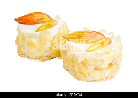 Köstliche Keks-Kuchen mit Früchten isoliert auf weißem Hintergrund Stockfoto