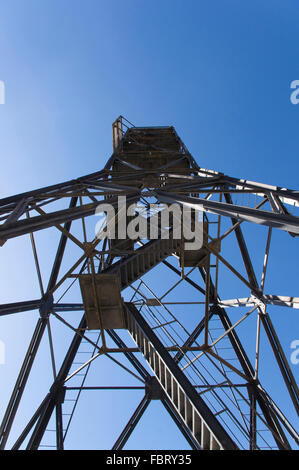 hohen Metallgitter Turm auf blauen Himmelshintergrund Stockfoto