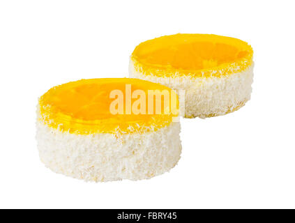 Köstliche Keks-Kuchen mit Orange isoliert auf weißem Hintergrund Stockfoto