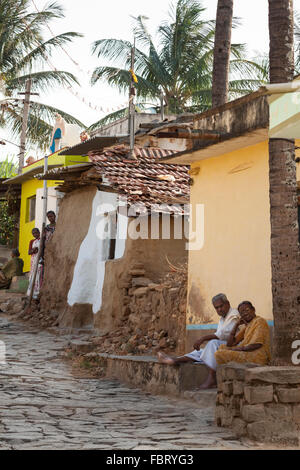 Einer kleinen Seitenstraße in Südindien Dorf. Stockfoto