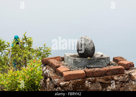 Stein - Phallus Hinduismus-Symbol oben auf dem Hügel - Lingam in Südindien. Stockfoto