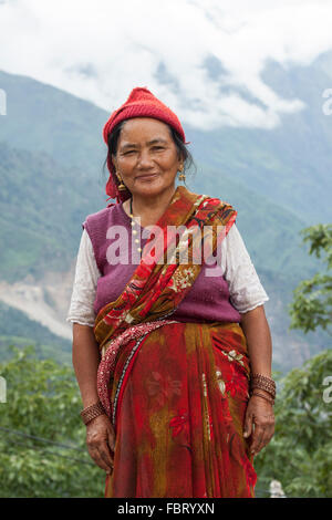 Eine Frau mittleren Alters, gekleidet in traditioneller Tracht - Munsyari, Uttarakhand, Indien. Stockfoto