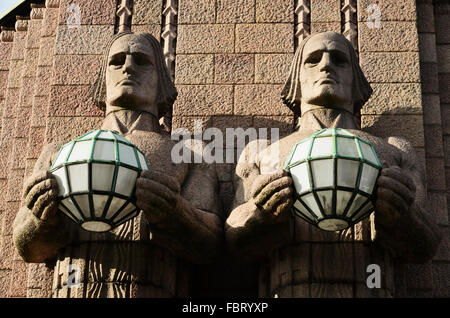 Statuen. Helsinki Hauptbahnhof ist ein weithin anerkanntes Wahrzeichen Kluuvi, Helsinki, Mittelfinnland Stockfoto