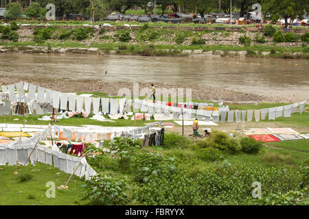 Outdoor-Wäsche-Service am Ufer Flusses der Ganges - Haridwar, Indien. Stockfoto