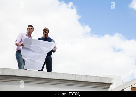 Architekten, die Betrachtung Entwicklungsplan Stockfoto